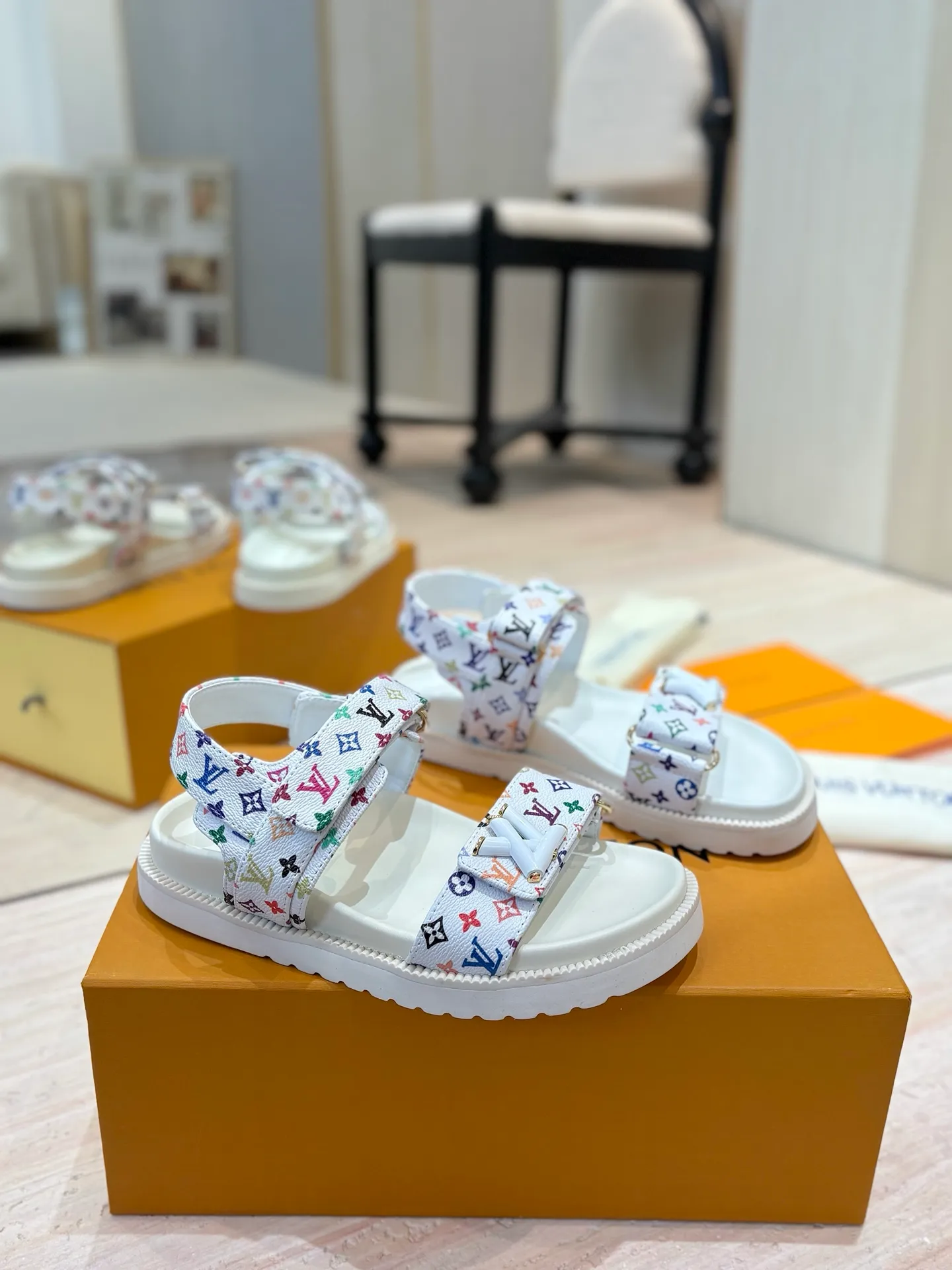 👟👟Ex-factory price 460👟👟 LV 2025 spring and summer new products 🥰 Popular LV donkey brand counters Embossed logo embossed sandals This Pool Pillow Comfort flat sandals are made of technical fabrics and use high-frequency embossing technology to reinterpret the Monogram pattern. Soft padded upper with adjustable Velcro, comfortable and tough insole adds harmonious colors 👍New hard goods, purchasing agent level! Full of high-end feel! A popular model among bloggers at home and abroad, it’s retro and fashionable and looks amazing on your feet! The official website's main recommendation 👍👍 ✅ Upper: waterproof special original fabric ✅ Inner lining: imported mixed sheepskin ✅ Outsole: original molded foam outsole ✅ Number of sizes: women's size 35-45 (women's size 41 men's 38.45, custom-made, non-refundable) ✅ Packaging: full set of drawer boxes ​
